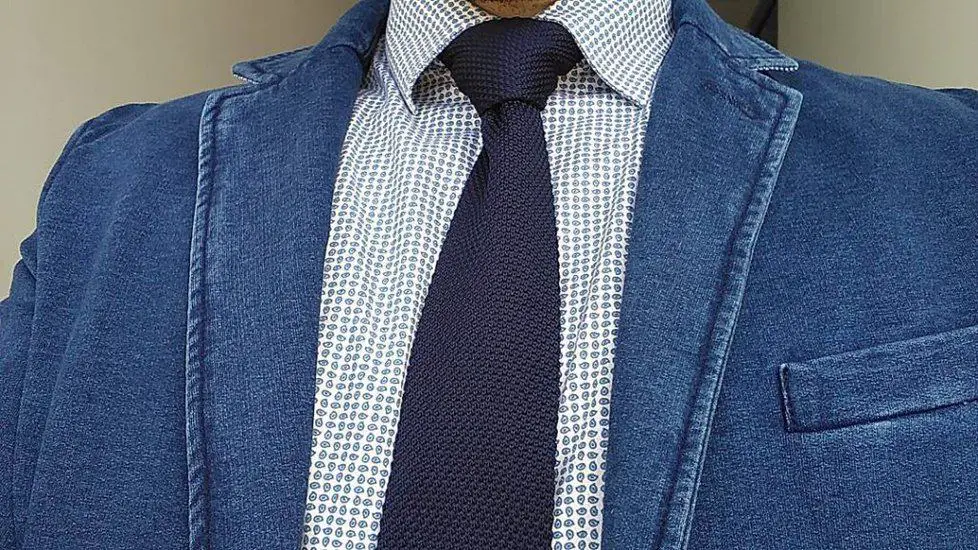 Solid color tie