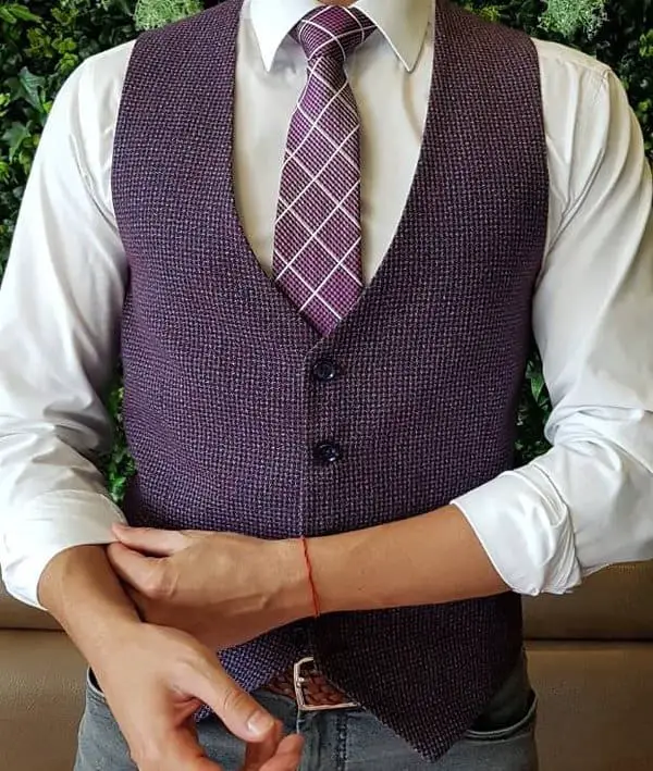 Man who wear plaid tie