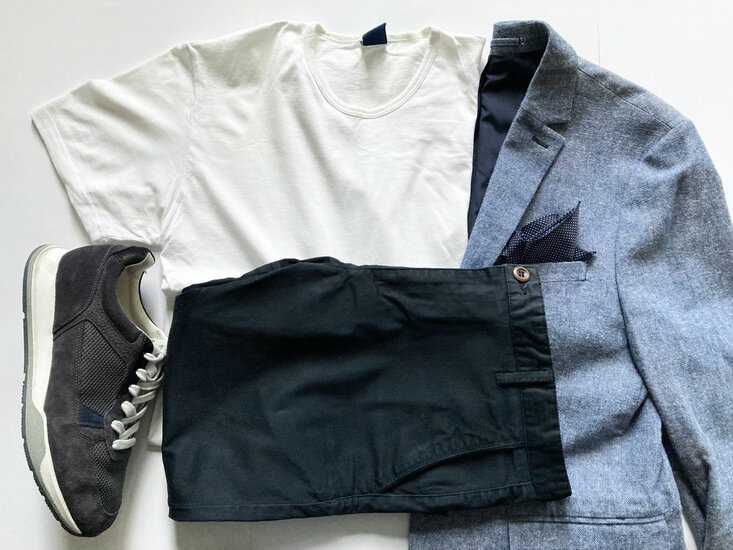 Áo T-shirt trắng và quần jeans đen kết hợp với áo blazer màu xanh nhạt
